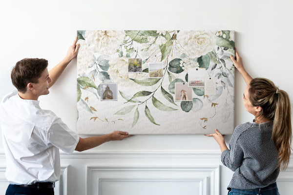 Bild mit Korkrückwand mit Blumenmuster und grünen Blättern