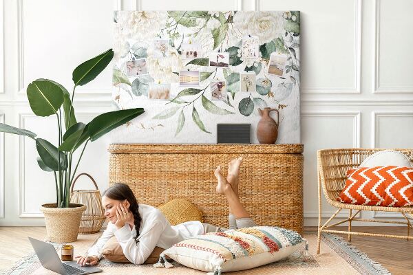 Bild mit Korkrückwand mit Blumenmuster und grünen Blättern