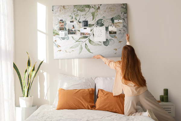 Bild mit Korkrückwand mit Blumenmuster und grünen Blättern