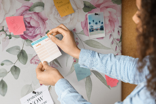 Bild mit Korkrückwand Blumenmuster in zarten Rosatönen