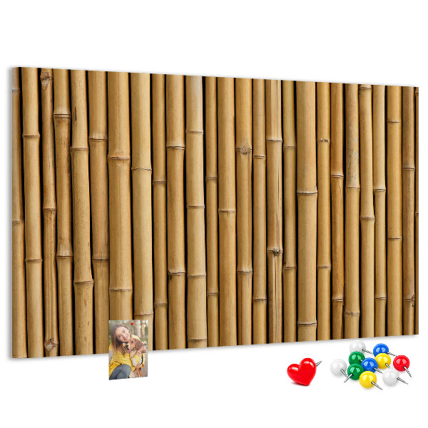 Korktafel mit natürlichem Bambusholz-Hintergrund
