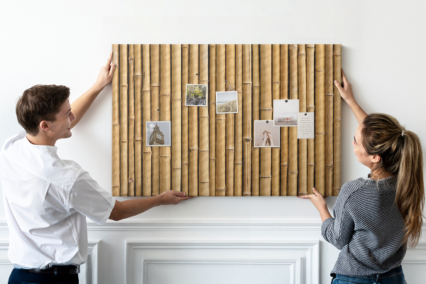 Korktafel mit natürlichem Bambusholz-Hintergrund