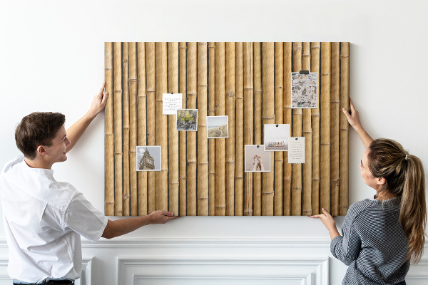Korktafel mit natürlichem Bambusholz-Hintergrund