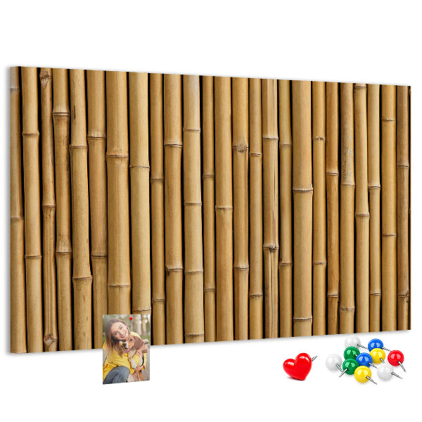 Korktafel mit natürlichem Bambusholz-Hintergrund