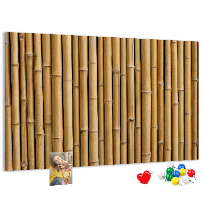 Korktafel mit natürlichem Bambusholz-Hintergrund