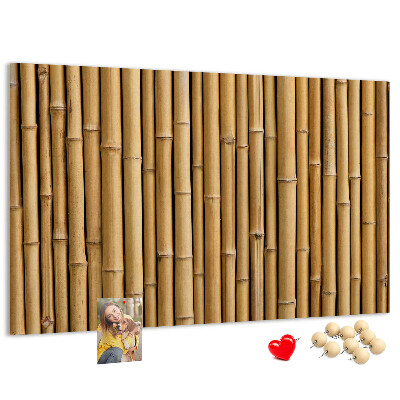Korktafel mit natürlichem Bambusholz-Hintergrund