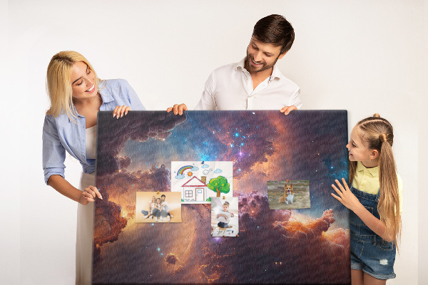 Pinnwand aus Kork mit Weltraumlandschaft und farbenprächtigen Nebeln
