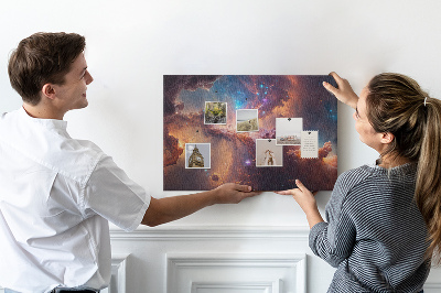 Pinnwand aus Kork mit Weltraumlandschaft und farbenprächtigen Nebeln