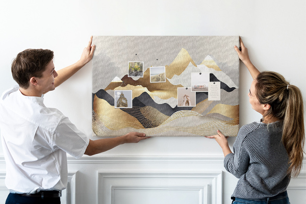Bilder mit Korkrückwand goldene Berge vor grauem Hintergrund