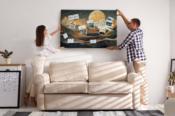 Korktafel mit Berglandschaft und Mondmotiv