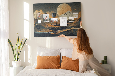 Korktafel mit Berglandschaft und Mondmotiv