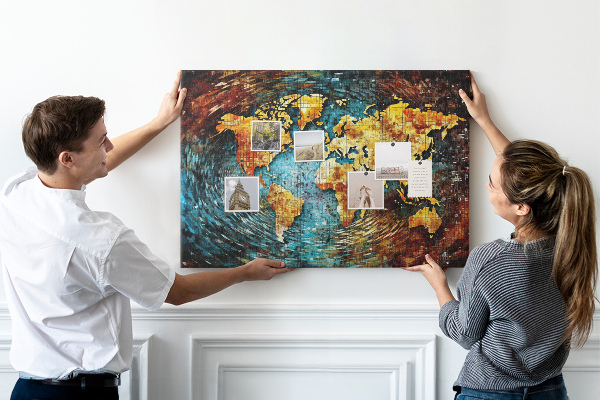 Korktafel farbenfrohe Weltkarte im abstrakten Stil
