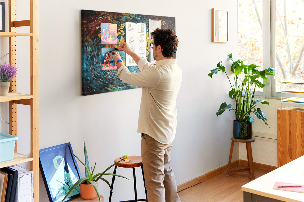 Korktafel farbenfrohe Weltkarte im abstrakten Stil