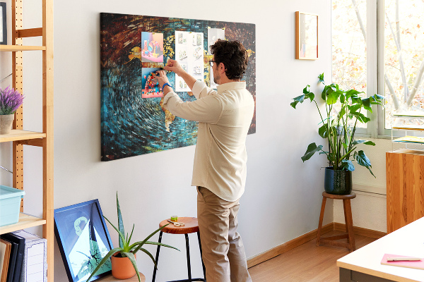 Korktafel farbenfrohe Weltkarte im abstrakten Stil