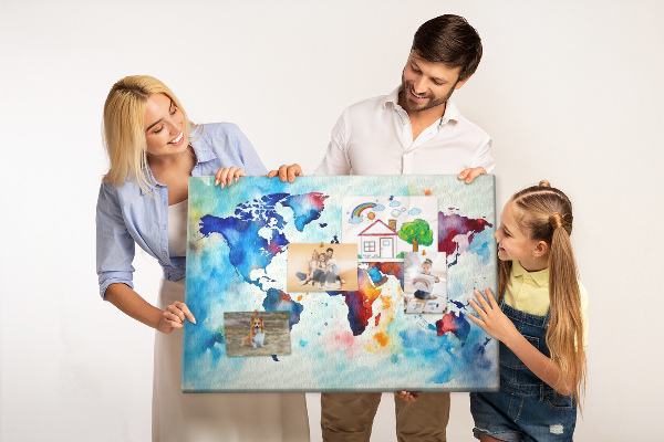 Pinnwand aus Kork mit buntem Aquarell-Weltkartenmotiv