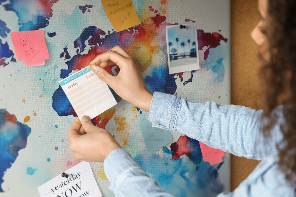 Pinnwand aus Kork mit buntem Aquarell-Weltkartenmotiv