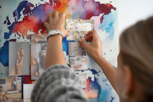 Pinnwand aus Kork mit buntem Aquarell-Weltkartenmotiv