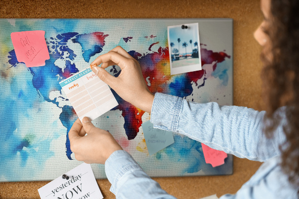 Pinnwand aus Kork mit buntem Aquarell-Weltkartenmotiv