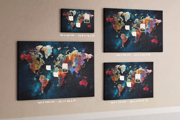Korkbild farbenfrohe Weltkarte auf dunklem Hintergrund