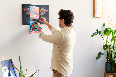 Korkbild farbenfrohe Weltkarte auf dunklem Hintergrund
