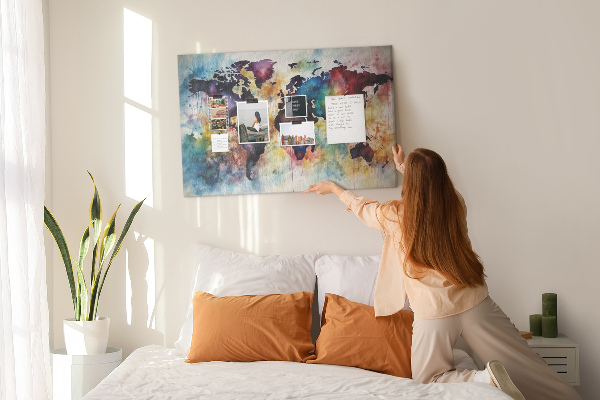 Weltkarte im Aquarellstil mit Korkrückwand