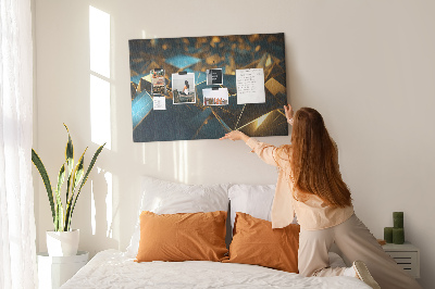 Korkpinnwand mit goldenen und blauen geometrischen Formen