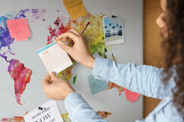 Bunte Aquarell-Weltkarte mit Korkrückwand