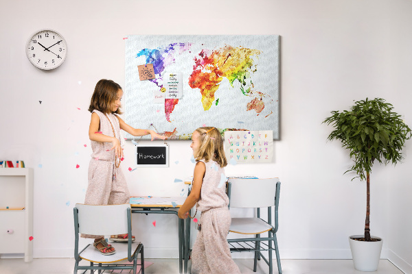 Bunte Aquarell-Weltkarte mit Korkrückwand