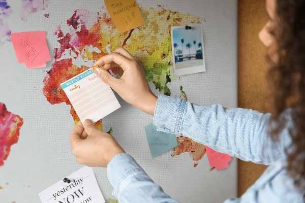 Bunte Aquarell-Weltkarte mit Korkrückwand