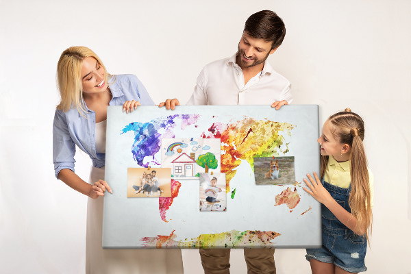 Bunte Aquarell-Weltkarte mit Korkrückwand