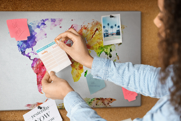 Bunte Aquarell-Weltkarte mit Korkrückwand