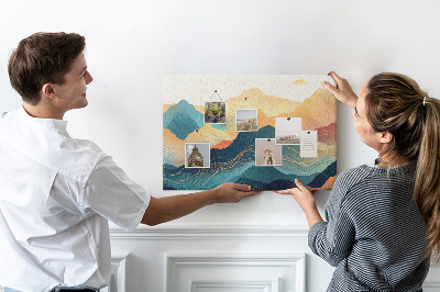 Korktafel mit abstraktem Bergmotiv in Pastelltönen