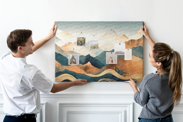 Kork-Pinnwand mit Motiv einer Berglandschaft in gedeckten Farben