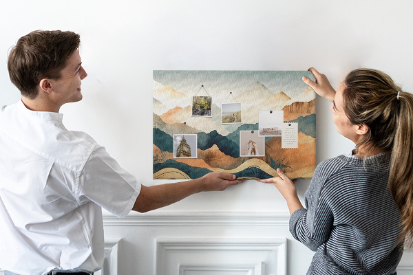 Kork-Pinnwand mit Motiv einer Berglandschaft in gedeckten Farben
