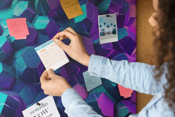 Kork-Pinnwand mit geometrischen Strukturen in Violetttönen