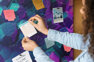 Kork-Pinnwand mit geometrischen Strukturen in Violetttönen
