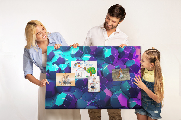 Kork-Pinnwand mit geometrischen Strukturen in Violetttönen