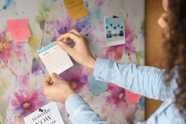 Bilder mit Korkrückwand Blumen-Aquarellbilder in Rosatönen