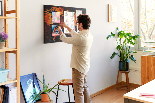 Korktafel mit Motiv einer goldenen Weltkarte auf braunem Hintergrund