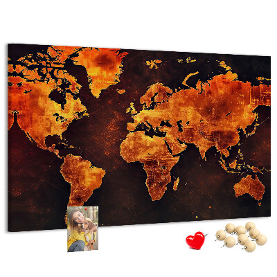 Korktafel mit Motiv einer goldenen Weltkarte auf braunem Hintergrund