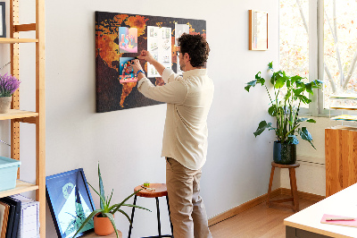 Korktafel mit Motiv einer goldenen Weltkarte auf braunem Hintergrund
