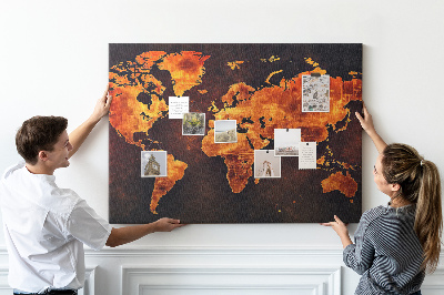 Korktafel mit Motiv einer goldenen Weltkarte auf braunem Hintergrund