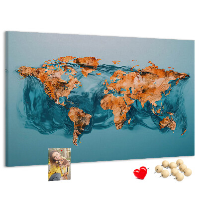 Weltkarte aus kräuselndem Wasser mit Korkrückwand