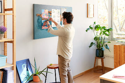 Weltkarte aus kräuselndem Wasser mit Korkrückwand