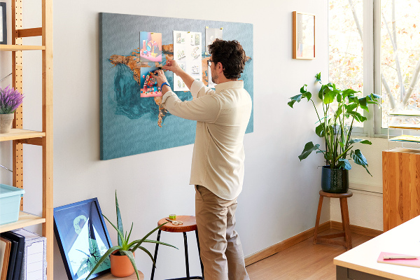 Weltkarte aus kräuselndem Wasser mit Korkrückwand