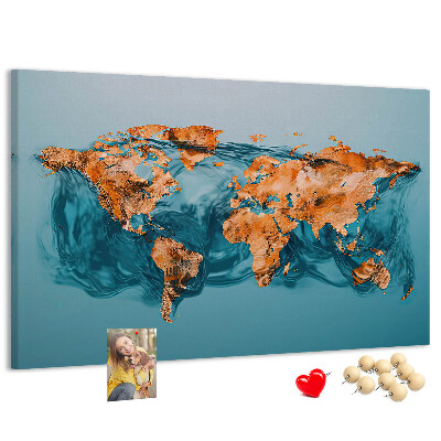 Weltkarte aus kräuselndem Wasser mit Korkrückwand