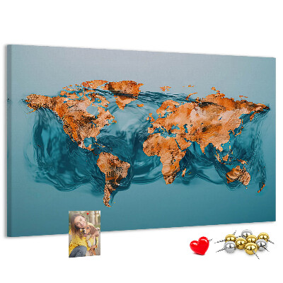 Weltkarte aus kräuselndem Wasser mit Korkrückwand