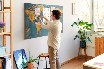 Korktafel mit Weltkarte in warmen Brauntönen
