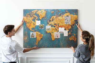 Korktafel mit Weltkarte in warmen Brauntönen