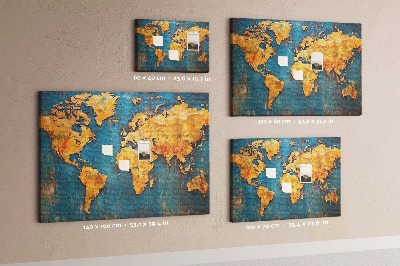Korktafel mit Weltkarte in warmen Brauntönen